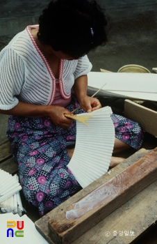 부채 만들기 / 종이에 댓살을 도배하는 모습