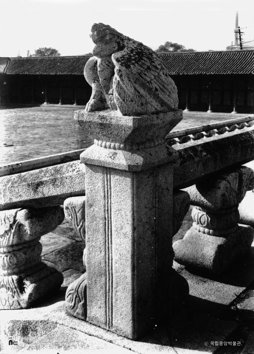 서울 경복궁 근정전 월대 사신상 중 주작상
