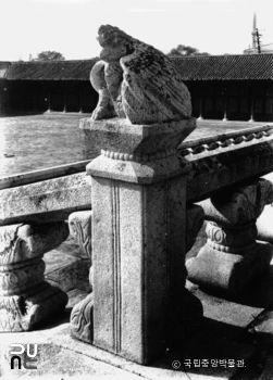 서울 경복궁 근정전 월대 사신상 중 주작상