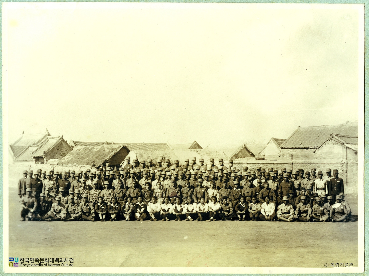 광복군 제3지대 제1대대 남녀혼성원들과 이범석