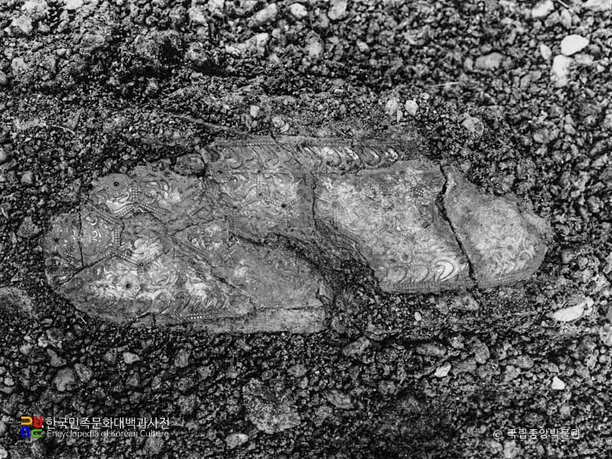 경북 경주 식리총 관 내 북서쪽 금동신발 노출 상태