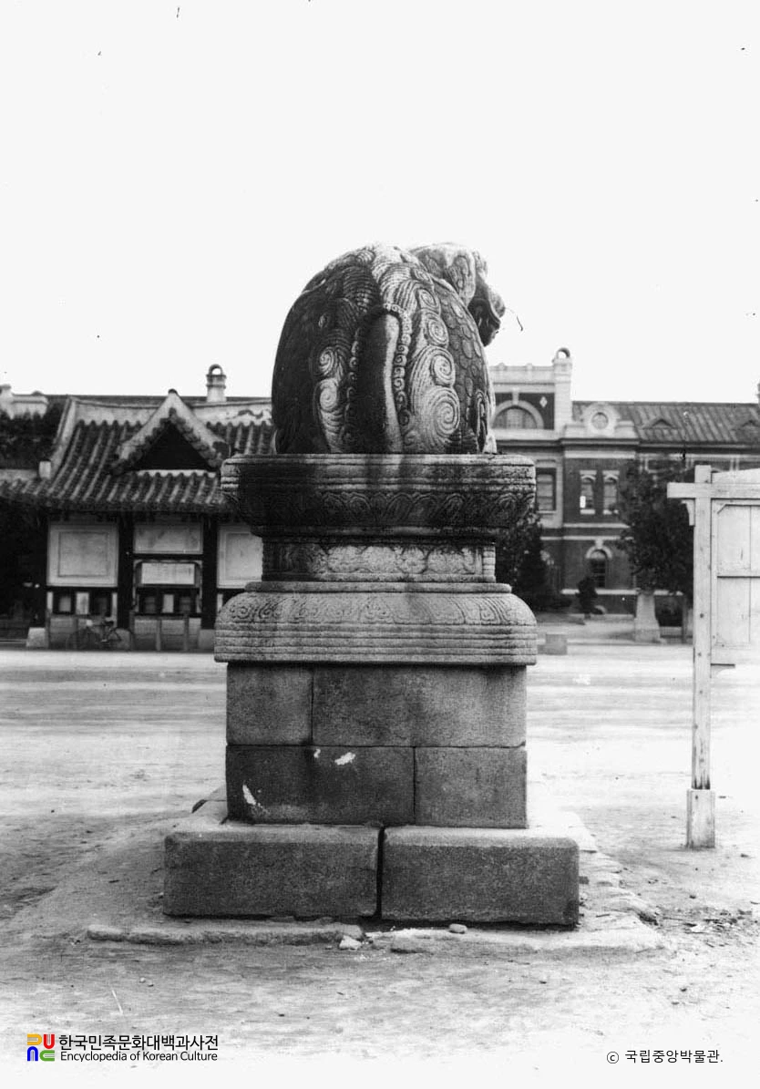서울 경복궁 광화문 앞 해태 뒷면