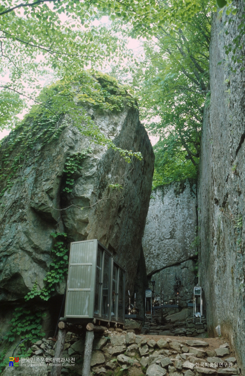 경주 단석산 신선사 마애불상군 중 동암 관음보살상 전경
