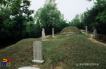 서울 신선경과 유인호 묘역 전경