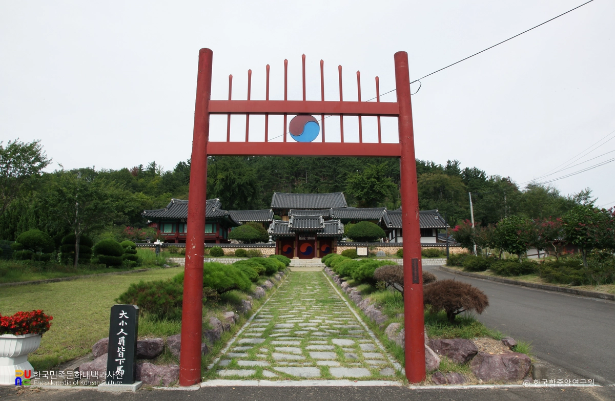 사천향교 홍살문 정면