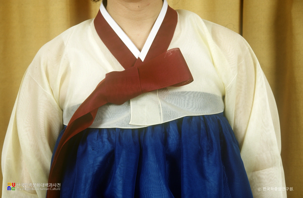 고름 매는 모습