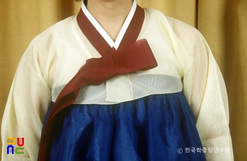 고름 매는 모습