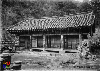 가평 현등사 대군위실 정측면
