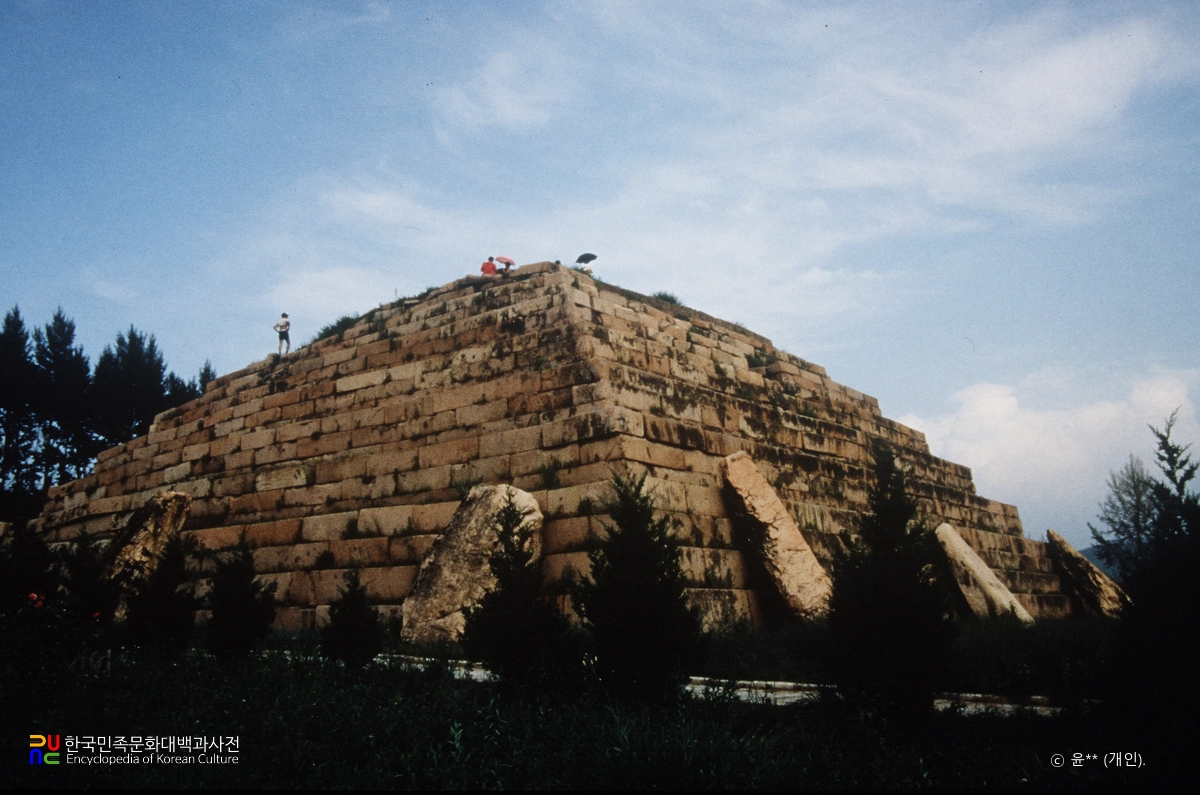 집안 장군총 측면