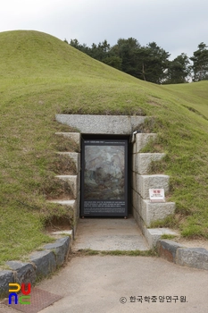 공주 송산리 고분군 중 5호분 입구 정면
