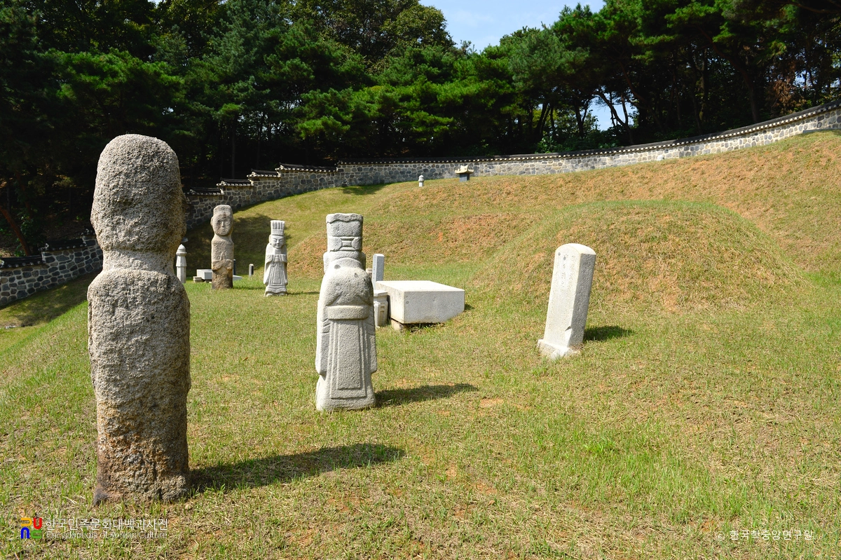고양 진주 류씨 세장지 중 류구 묘 좌측면