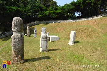 고양 진주 류씨 세장지 중 류구 묘 좌측면