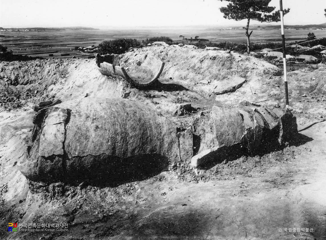 나주 반남 고분군 중 대안리 9호분 신관과 임관 전경