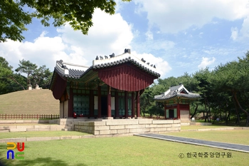 서울 숭인원 정자각과 비각 정측면