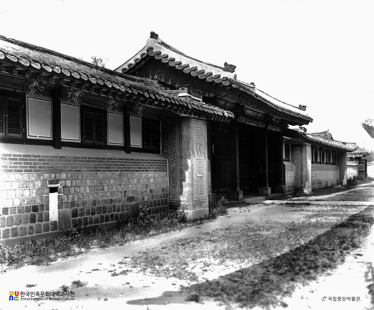 서울 경복궁 양의문 정측면