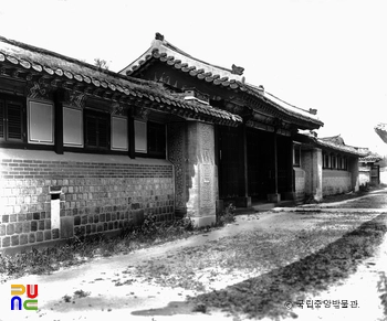 서울 경복궁 양의문 정측면