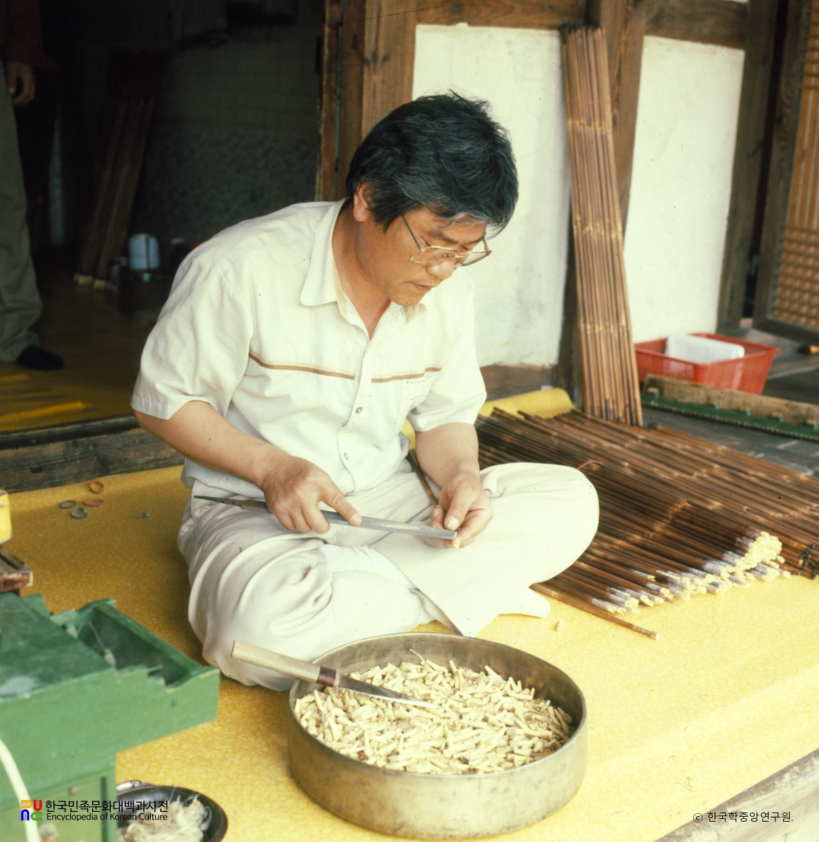 화살 제조공정 / 11 오늬 겉 깍기