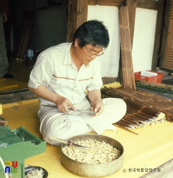 화살 제조공정 / 11 오늬 겉 깍기