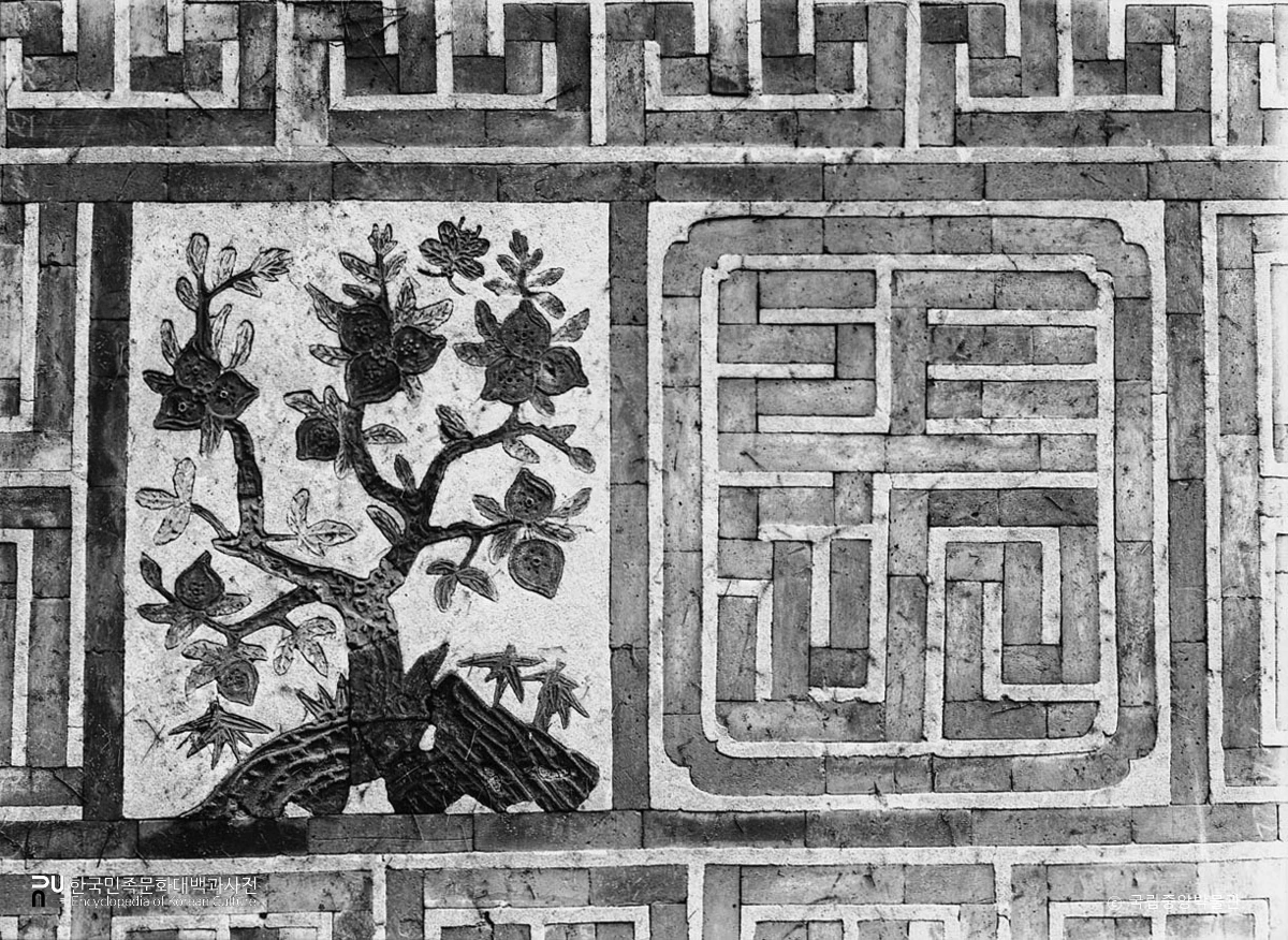 서울 경복궁 자경전 서측 꽃담의 문양