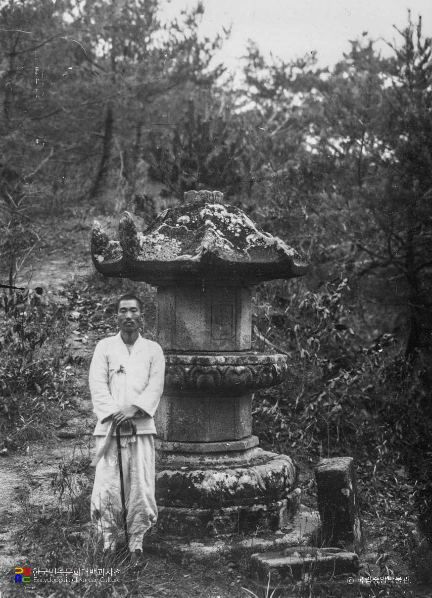 괴산 각연사 통일대사탑 정측면