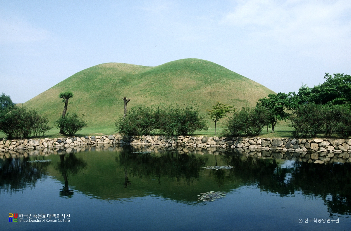 돌무지덧널무덤