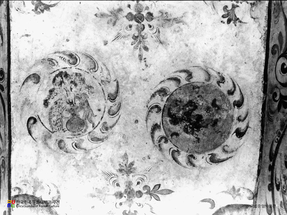 평안남도 중화 진파리 1호분 현실 천장 천개 일월상