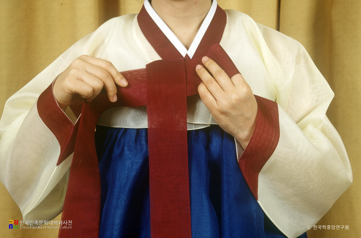 고름 매는 모습