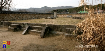 영주 금성대군 신단 정측면