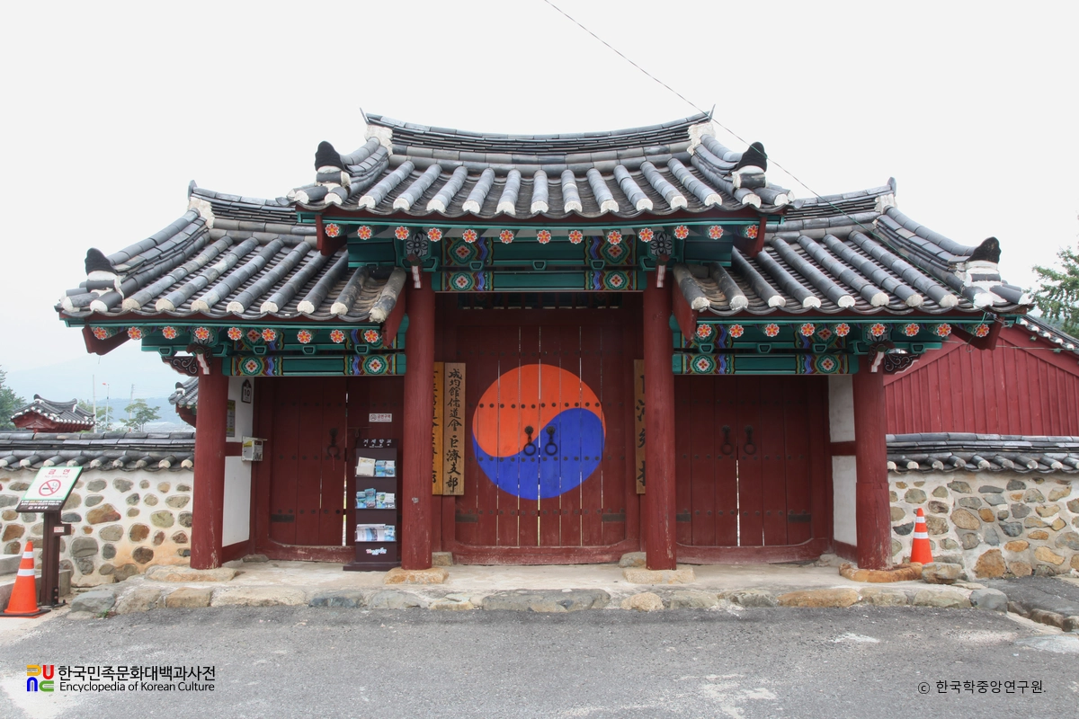 거제향교 중 외삼문 정면