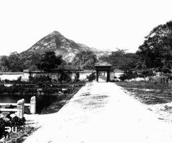 서울 경복궁 경회루 석교쪽에서 바라본 태원전 담장