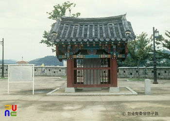 진주 김시민 장군 전공비각 정면