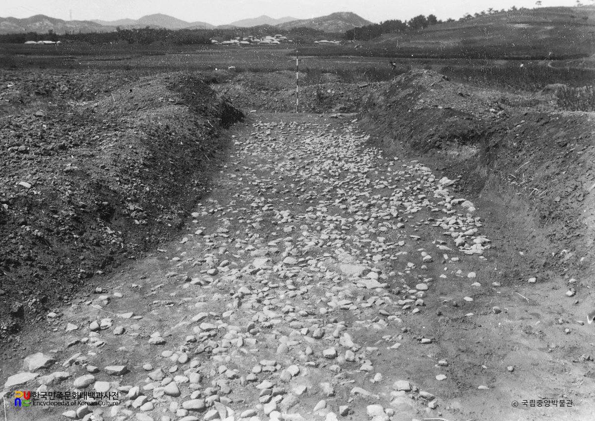 부여 동남리사지 소석 부설 상태