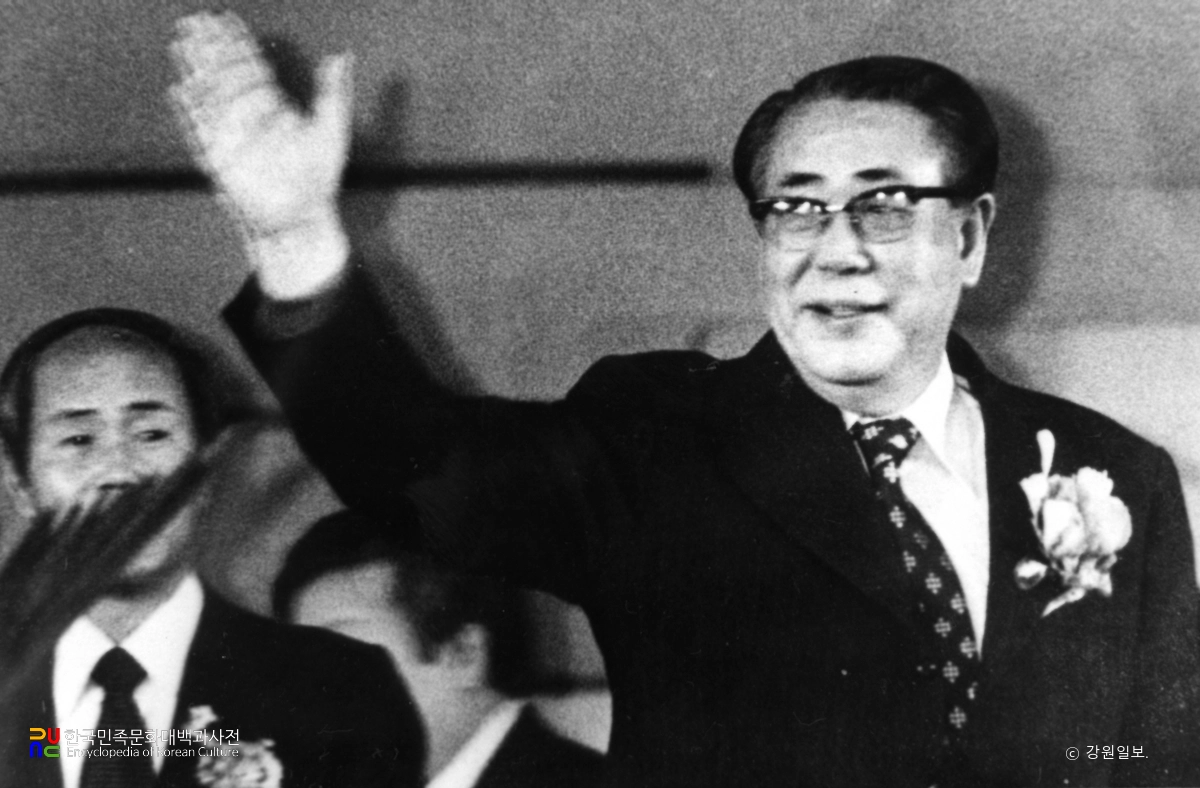 취임식에 들어서는 최규하 전대통령