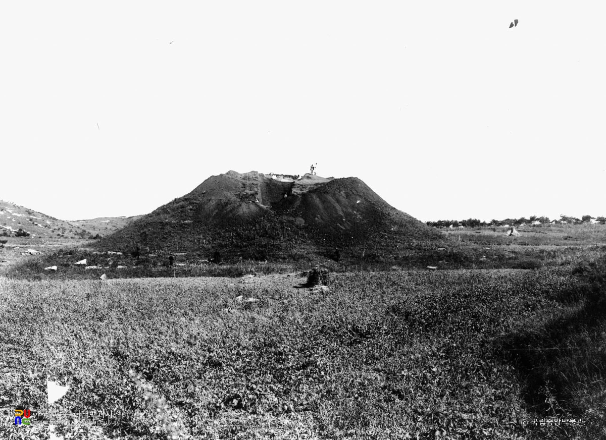 평안남도 강동 한왕묘 발굴 광경