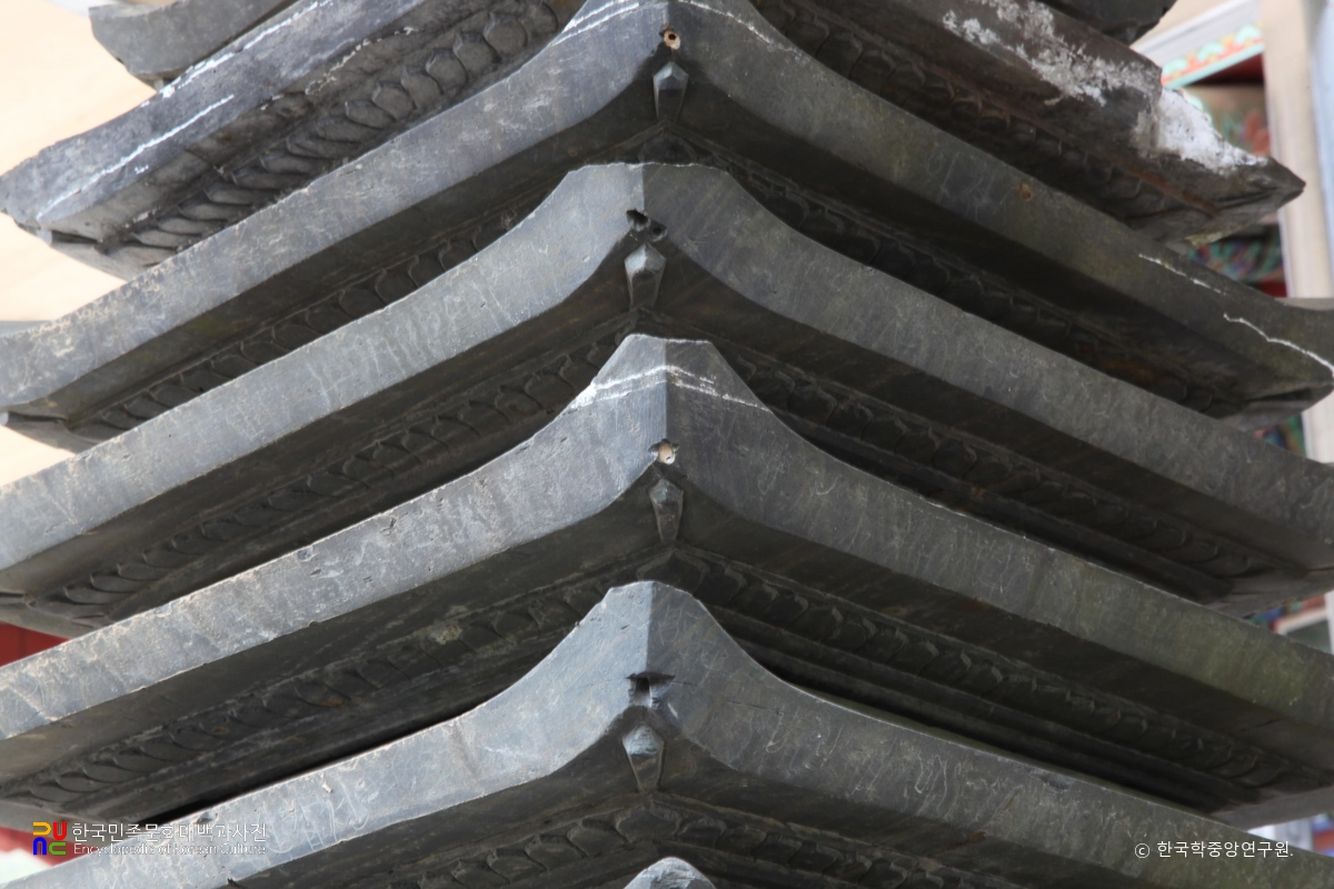 합천 해인사 원당암 다층석탑의 탑신부