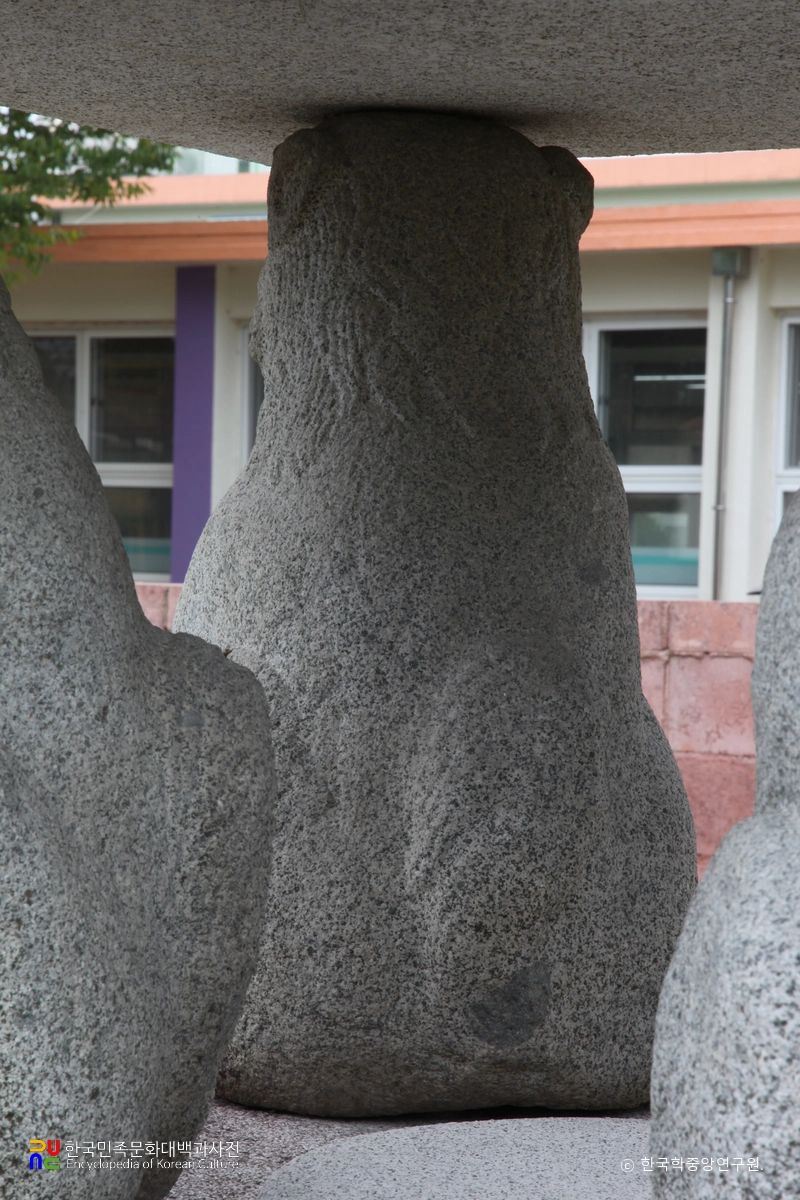 함안 주리사지 사자석탑의 사사자 후면