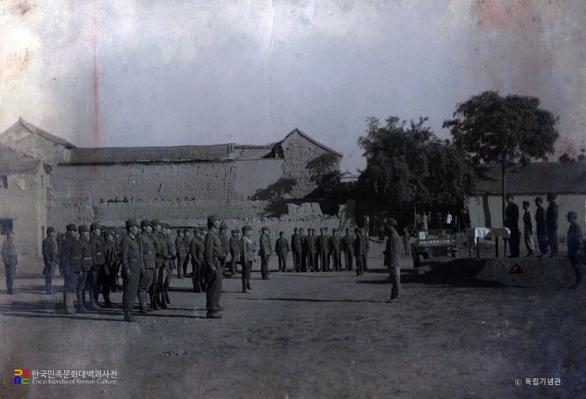 훈시하는 이범석