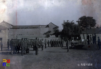 훈시하는 이범석