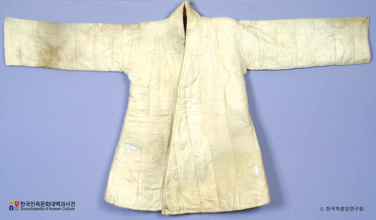 청원 전 박장군 출토 유물 중 소색명주누비동방형포