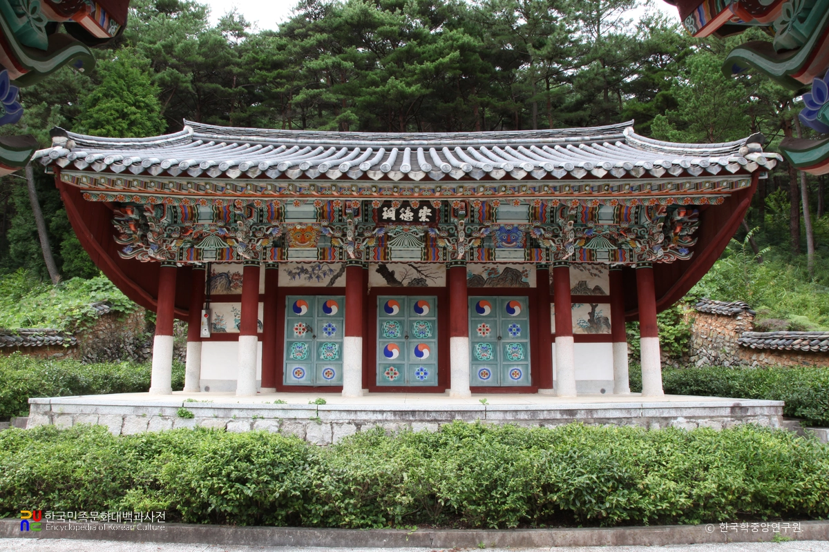 경남 고성 위계서원 중 숭덕사 정면