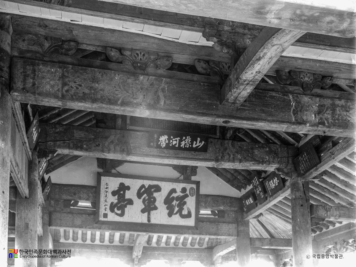 의주 통군정 천장 일부