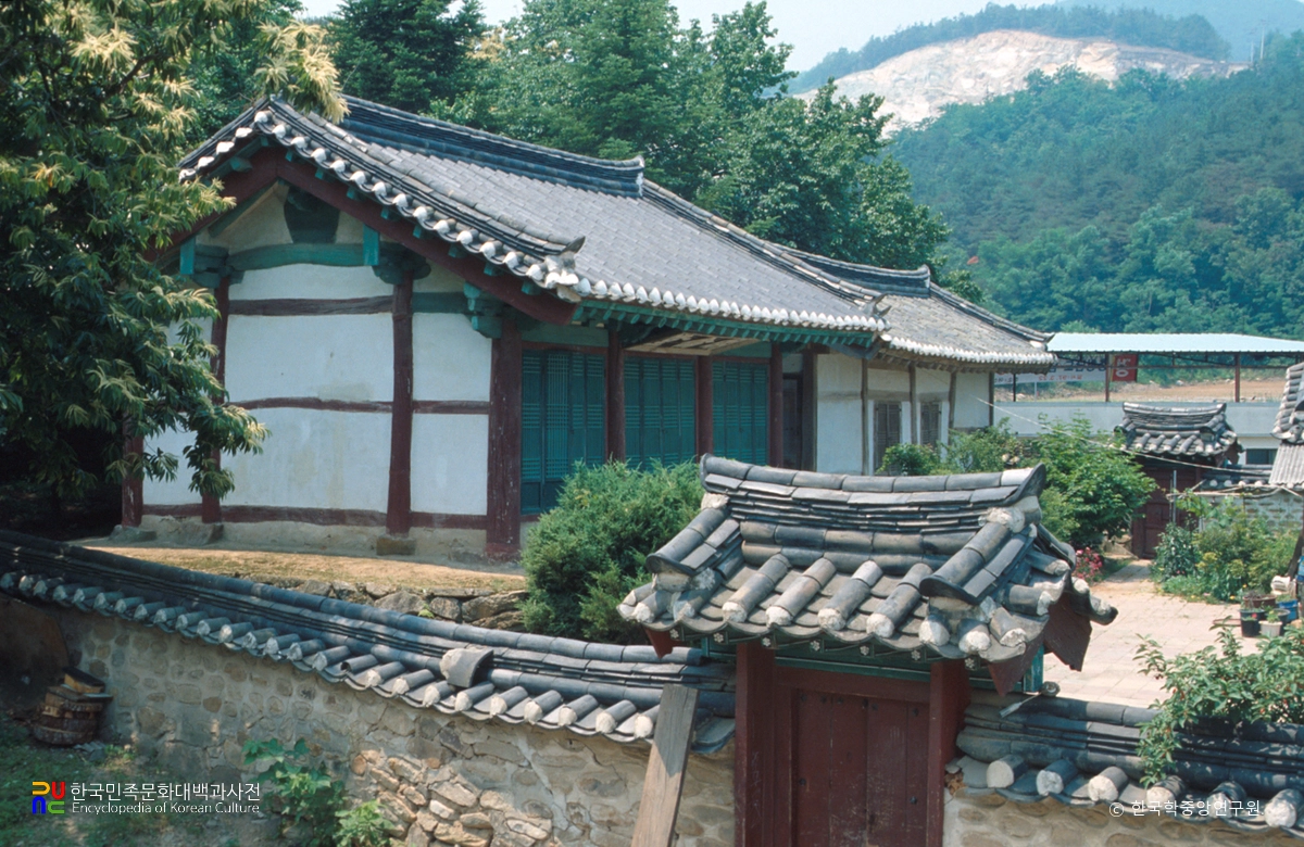 아산향교 명륜당 정측면
