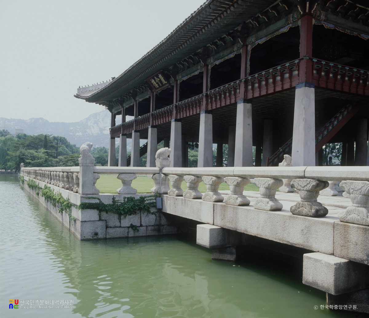 서울 경복궁 경회루 주변 난간