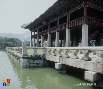 서울 경복궁 경회루 주변 난간