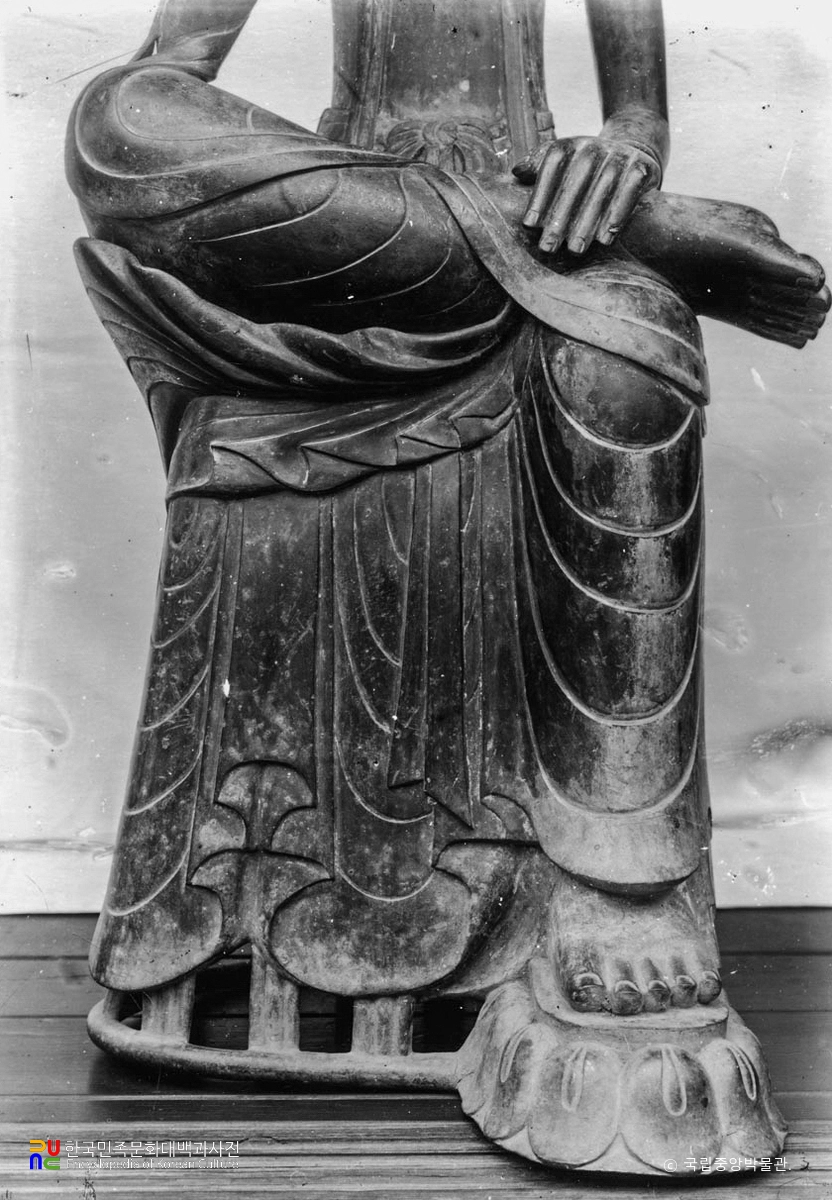 금동반가사유상 하반신