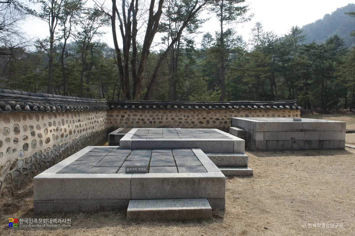 영월 장릉 배식단 측면