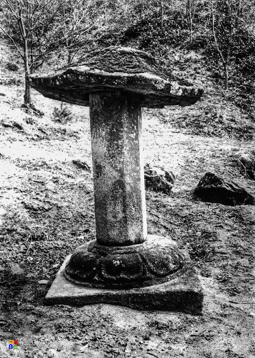 영주 부석사 무량수전 앞 석등 하부