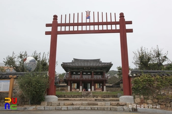김해향교 홍살문 정면