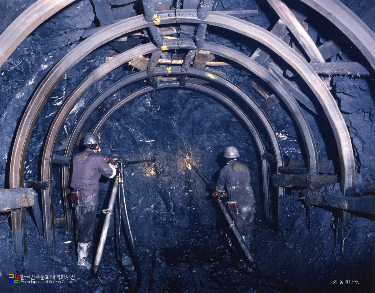 탄전 수직시추 / 채광