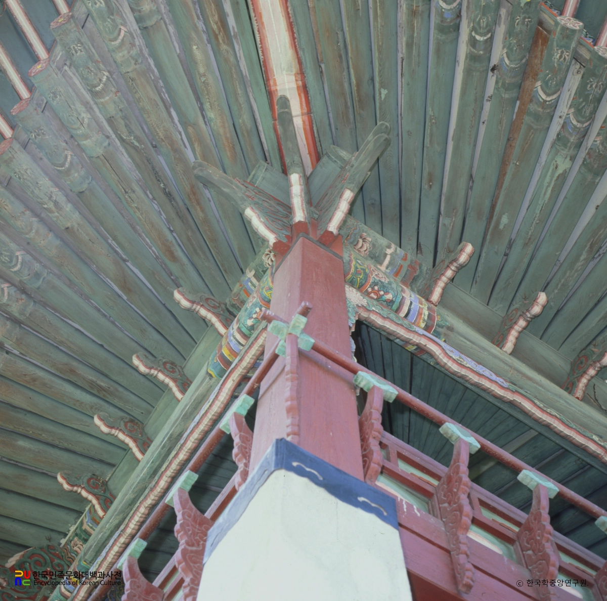 서울 경복궁 경회루 누각 기둥과 처마